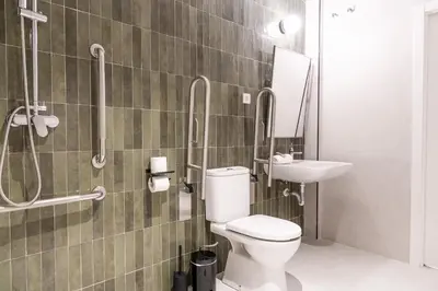 Un baño de Calma Rooms by Charming
