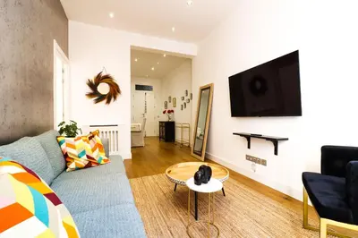 Una televisión o centro de entretenimiento en Chamberi Boutique