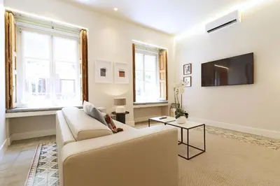 Una televisión o centro de entretenimiento en The Star