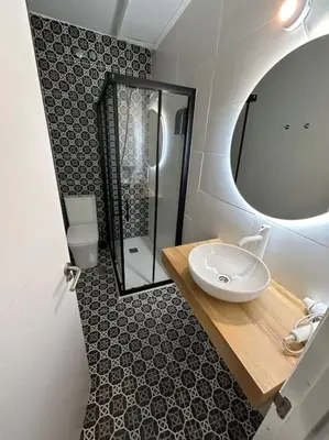 Un baño de Apartamento con 8 habitaciones y 5 baños