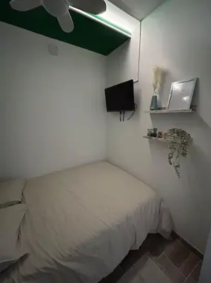 Una televisión o centro de entretenimiento en Apartamento con 8 habitaciones y 5 baños