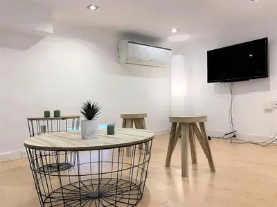 Una televisión o centro de entretenimiento en Apartamento en pleno centro de Madrid
