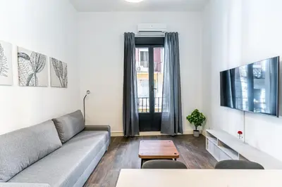 Una televisión o centro de entretenimiento en VR Estudios Apartments