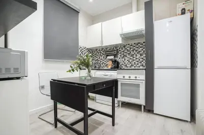 Una cocina o zona de cocina en Cozy apartment-1Bedroom 1Bath-Chamberí
