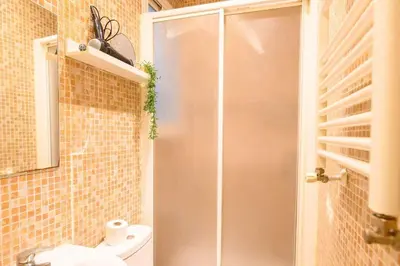 Un baño de For You Rentals Encantador apartamento TEMPORAL de dos dormitorios PAL100
