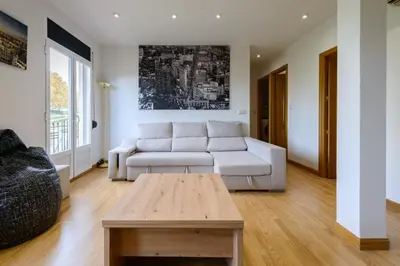 Zona de estar de Amplio Piso en Madrid Centro con Vistas al Templo de Debod