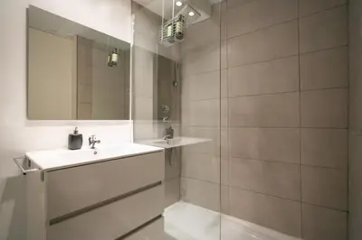 Un baño de Piso luminoso Ideal para Familias zona Retiro