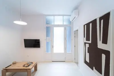 Una televisión o centro de entretenimiento en Djenne Encantador apartamento en el corazón de la ciudad