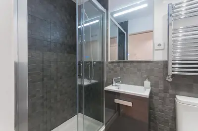 Un baño de ºRA New Atocha City Centre WiFi AC SmartTVº