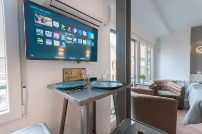 Una televisión o centro de entretenimiento en ºººDL New Atocha City Centre WiFi AC SmartTVººº