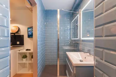 Un baño de ºDL New Atocha City Centre WiFi AC SmartTVº
