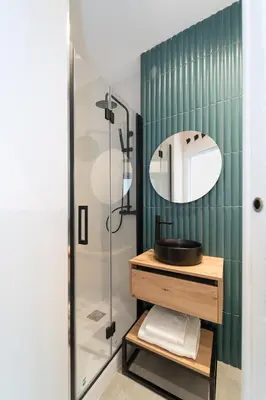 Un baño de Soho Loft estilo industrial céntrico