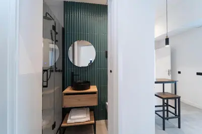 Un baño de Soho Loft estilo industrial céntrico