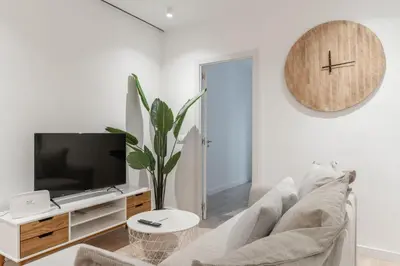 Una televisión o centro de entretenimiento en Modern Stylish-3Bedrooms 1Bathroom-Chamberí