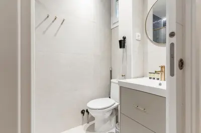 Un baño de Modern Stylish-3Bedrooms 1Bathroom-Chamberí