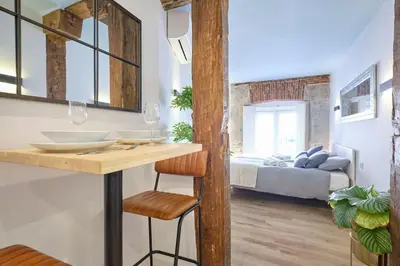 Cama o camas de una habitación en ººMY CityCentre SOL WiFi AC SmartTVºº