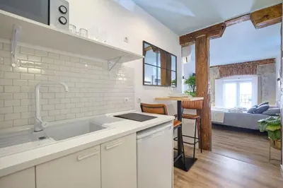 Una cocina o zona de cocina en ººMY CityCentre SOL WiFi AC SmartTVºº