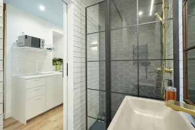 Un baño de ºººMY CityCentre SOL WiFi AC SmartTVººº
