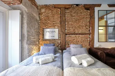 Cama o camas de una habitación en ºººMY CityCentre SOL WiFi AC SmartTVººº