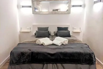 Cama o camas de una habitación en ººººMY CityCentre SOL WiFi AC SmartTVºººº