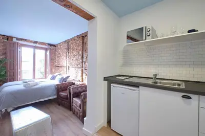 Una cocina o zona de cocina en ºººPY Historical CityCentre WiFi AC SmartTVººº