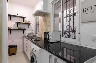 Una cocina o zona de cocina en Piso nuevo lavapies, wifi, smart tv