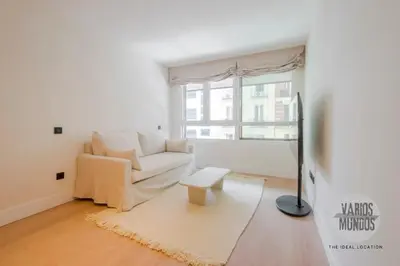 Una televisión o centro de entretenimiento en Malasaña con estilo para 4, ven a San Bernardo 20 E3