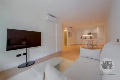 Una televisión o centro de entretenimiento en Malasaña con estilo para 4, ven a San Bernardo 20 E3