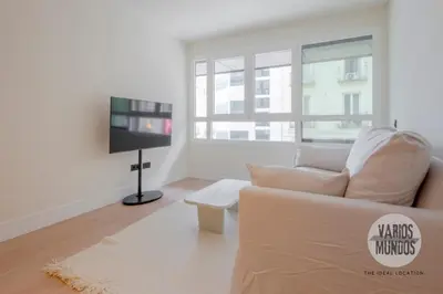 Una televisión o centro de entretenimiento en Malasaña elegante para 4, ven a San Bernardo 20 E3