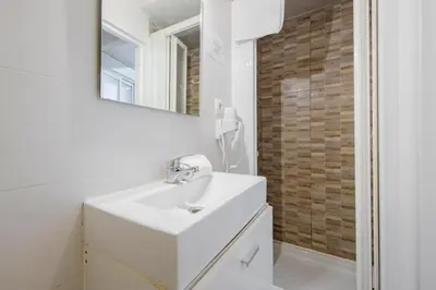 Un baño de La Gran Vía a un paso, Silva 3 E2