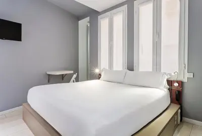 Cama o camas de una habitación en B&B HOTEL Madrid Centro Fuencarral 52
