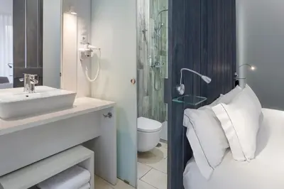 Un baño de B&B HOTEL Madrid Centro Fuencarral 52