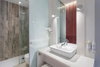 Un baño de B&B HOTEL Madrid Centro Fuencarral 52