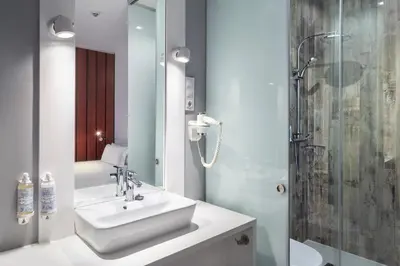 Un baño de B&B HOTEL Madrid Centro Fuencarral 52