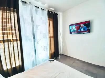 Una televisión o centro de entretenimiento en Metro Avenida de America 02