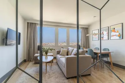 Una televisión o centro de entretenimiento en Modern and Bright-2Bedrooms 1Bathroom-Colón