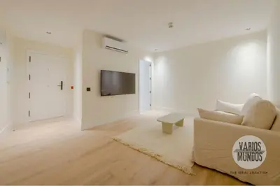 Una televisión o centro de entretenimiento en Malasaña moderna para 6, descubre San Bernardo 20 E3