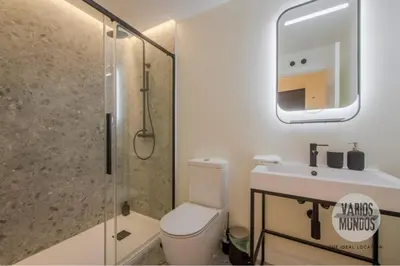 Un baño de Malasaña moderna para 6, descubre San Bernardo 20 E3