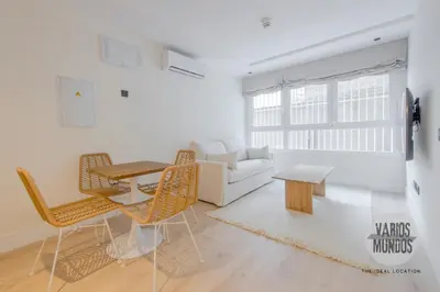 Zona de estar de Malasaña luminosa para 4, descubre San Bernardo 20 E3