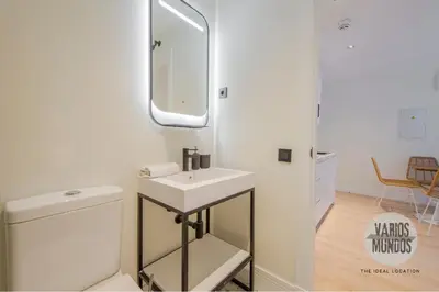 Un baño de Malasaña luminosa para 4, descubre San Bernardo 20 E3