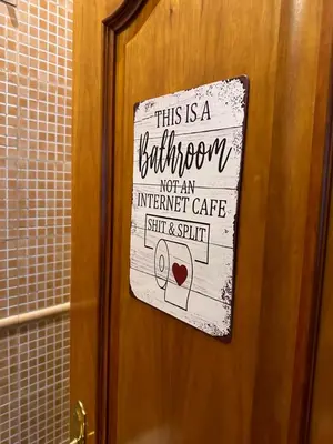 Certificado, premio, señal o documento que está expuesto en Habitación privada con balcones, centro Madrid, Malasaña