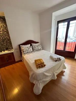 Cama o camas de una habitación en Habitación privada con balcones, centro Madrid, Malasaña