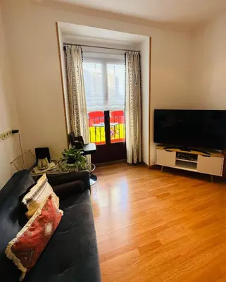 Una televisión o centro de entretenimiento en Habitación privada con balcones, centro Madrid, Malasaña