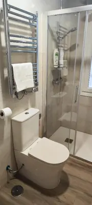Un baño de Apartamento entero Junto a Cuatro Caminos con licencia del Ayto de Madrid