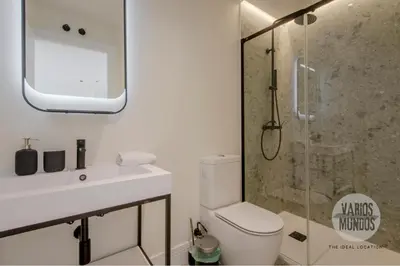 Un baño de Malasaña exclusiva para 4, ven a San Bernardo 20 E3