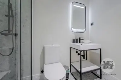 Un baño de Malasaña auténtica para 8, ven a San Bernardo 20 E3