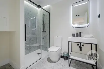 Un baño de Malasaña auténtica para 8, ven a San Bernardo 20 E3
