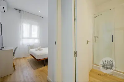 Un baño de Madrid con parking para 4, vive la Latina
