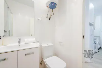 Un baño de Madrid con parking para 4, vive la Latina