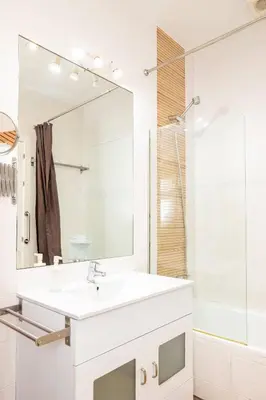 Un baño de Modern and spacious-2Bedrooms 1Bathroom-Malasaña